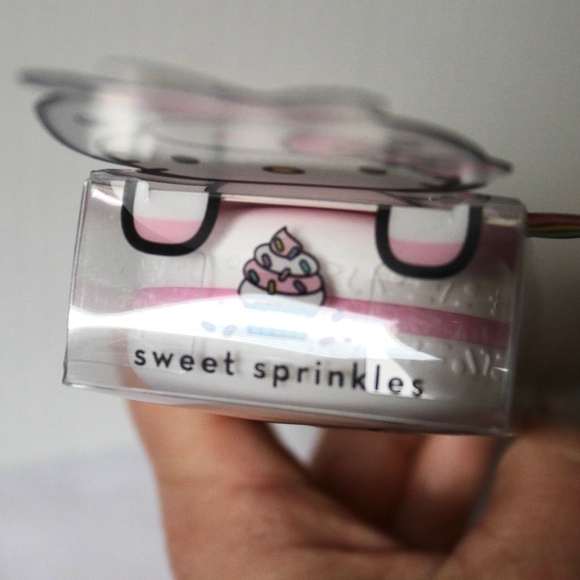 Hello Kitty The Creme Lip Balm & 4 Piece Face Mask Set Limited Edition Christmas - Picture 6 of 6